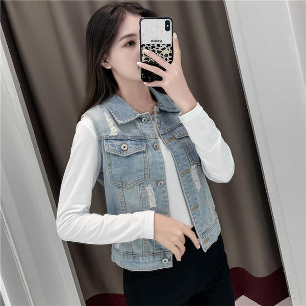 Moteriška džinsinė liemenė su plėšytais motyvais