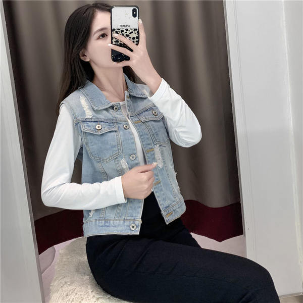 Moteriška džinsinė liemenė su plėšytais motyvais