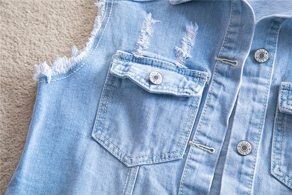 Női farmermellény, zsebbel, szakadt motívumokkal