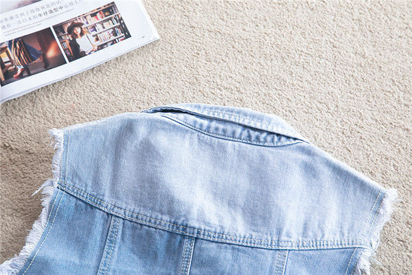 Női farmermellény, zsebbel, szakadt motívumokkal