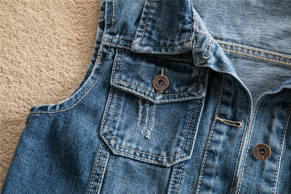 Moteriška džinsinė liemenė su sagomis