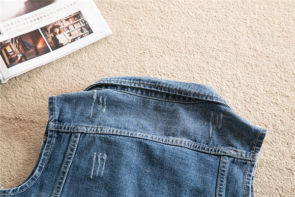 Moteriška džinsinė liemenė su sagomis