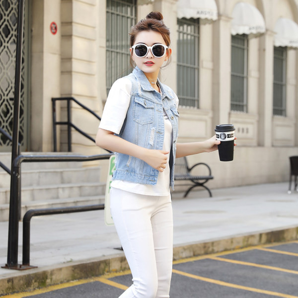 Moderan ženski traper prsluk s klasičnim ovratnikom i gumbima