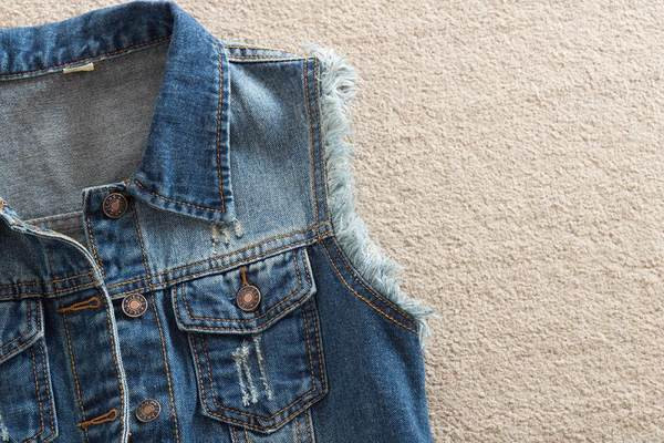 Ženski poderani traper prsluk s džepovima