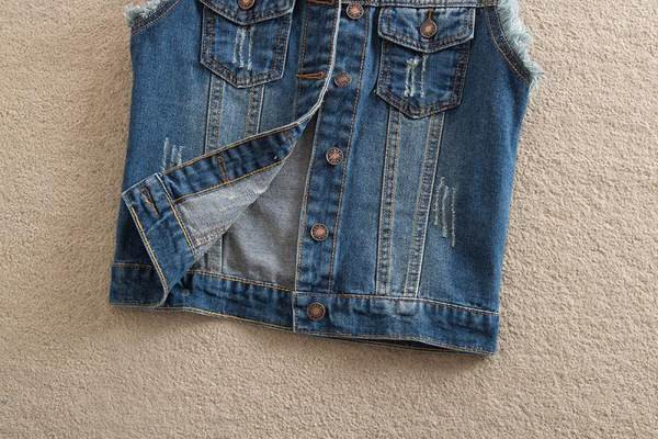 Ženski poderani traper prsluk s džepovima