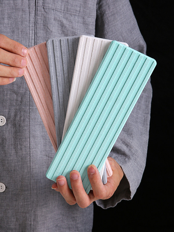 Jastučić za upijanje dijatomejskog blata, umivaonik, podmetač za pohranu, kupaonska radna ploča, brzosušeći sapun, podloga za toaletne potrepštine.