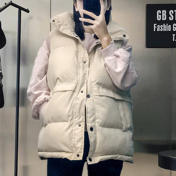 Ženski prsluk s visokim ovratnikom i džepom