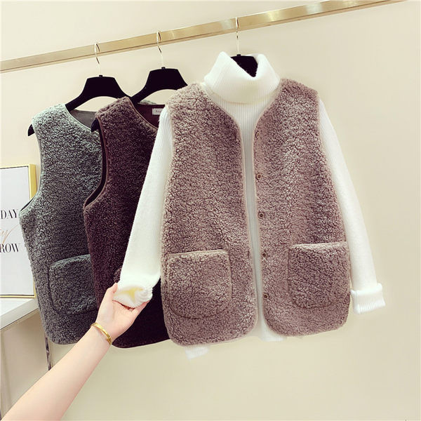 Ženski plišani prsluk s gumbima i džepom