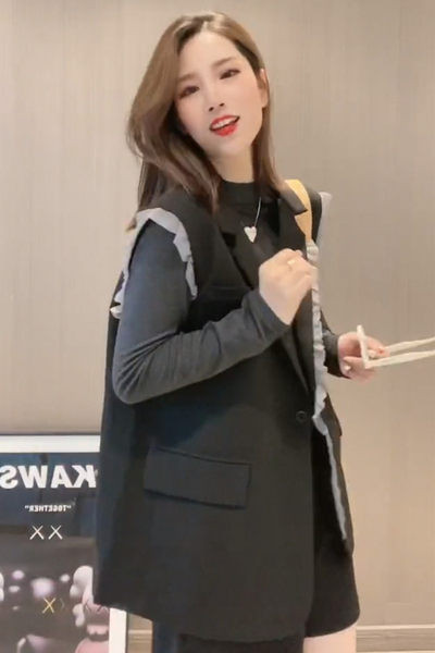 Moderan ženski prsluk s čipkom i kopčanjem na gumbe