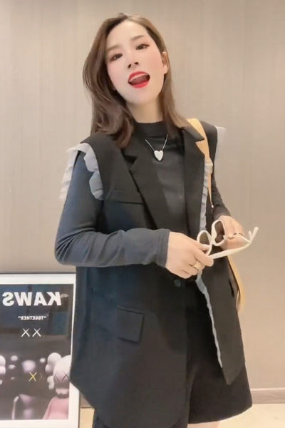 Moderan ženski prsluk s čipkom i kopčanjem na gumbe