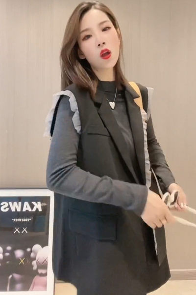 Moderan ženski prsluk s čipkom i kopčanjem na gumbe