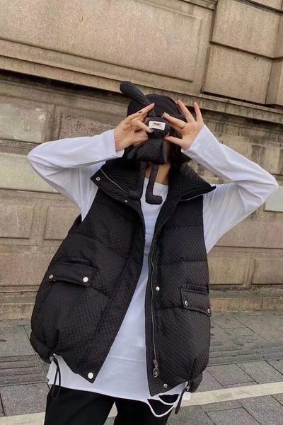 Új modellű, zsebes női mellény