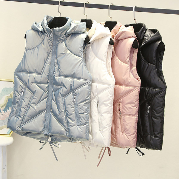 Naujo modelio moteriška liemenė su gobtuvu ir spauda