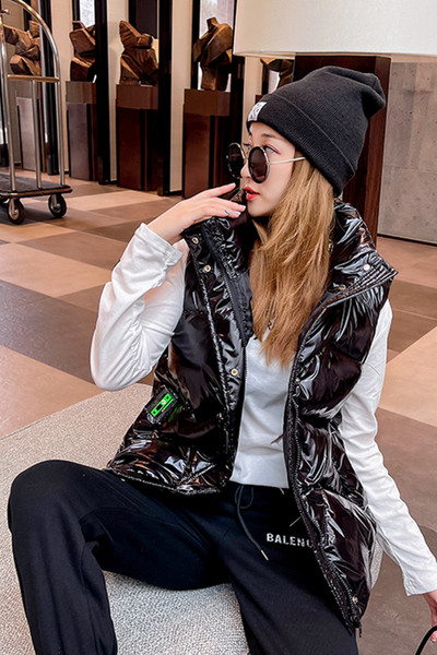 Šiuolaikinė moteriška liemenė su aukšta apykakle ir kišene