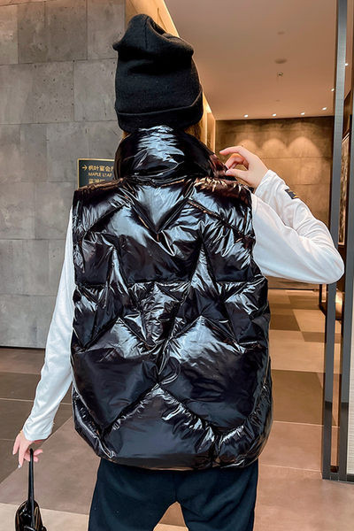 Šiuolaikinė moteriška liemenė su aukšta apykakle ir kišene