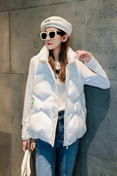 Šiuolaikinė moteriška liemenė su aukšta apykakle ir kišene