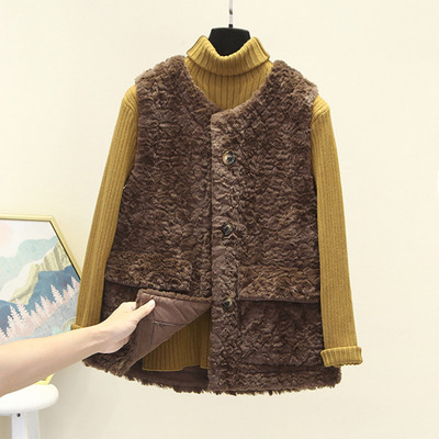 Moteriška pūkinė striukė su sagomis