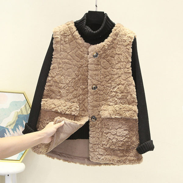 Moteriška pūkinė striukė su sagomis