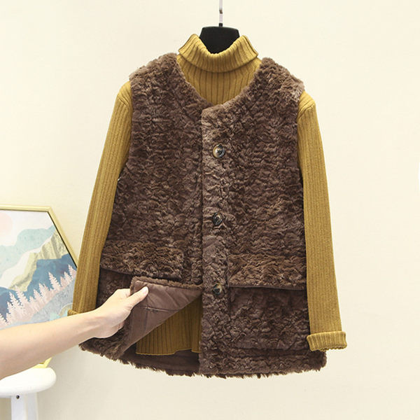 Moteriška pūkinė striukė su sagomis