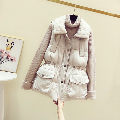 Įprasta moteriška liemenė su apatine apykakle ir sagtimi