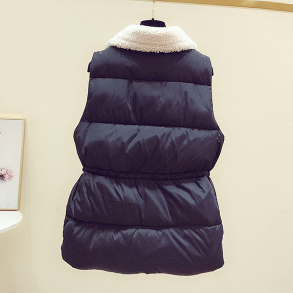 Įprasta moteriška liemenė su apatine apykakle ir sagtimi