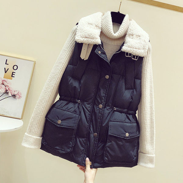 Įprasta moteriška liemenė su apatine apykakle ir sagtimi