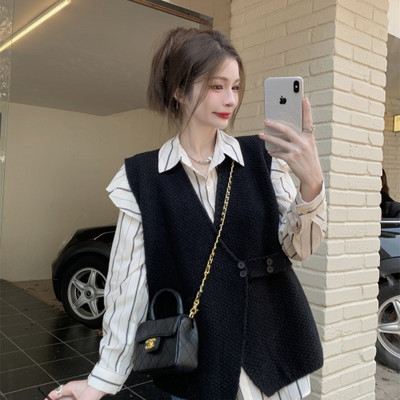 Ženski crni prsluk i košulja na kopčanje