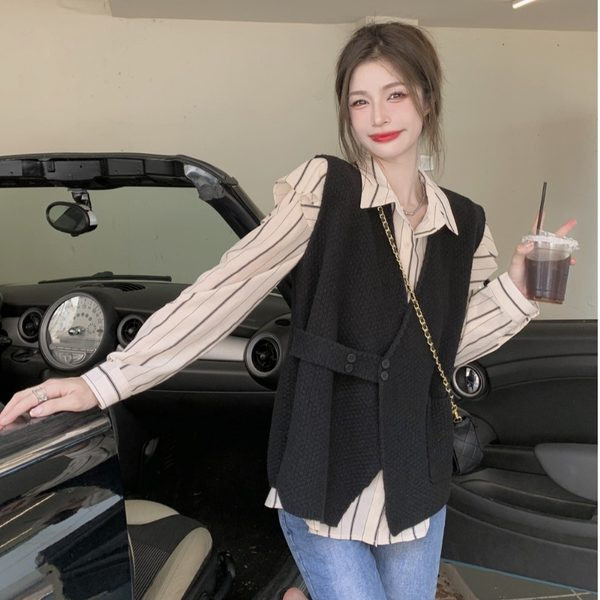 Ženski crni prsluk i košulja na kopčanje