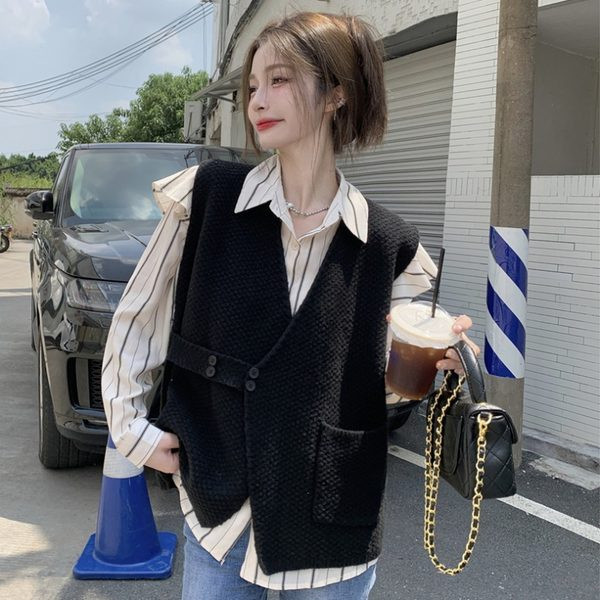 Ženski crni prsluk i košulja na kopčanje