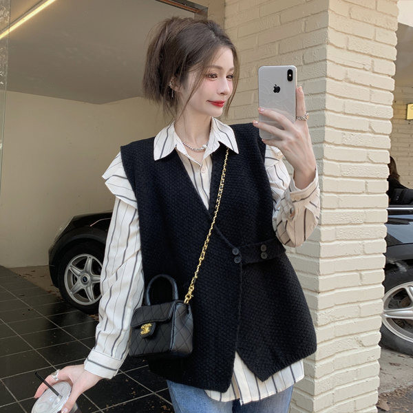 Ženski crni prsluk i košulja na kopčanje