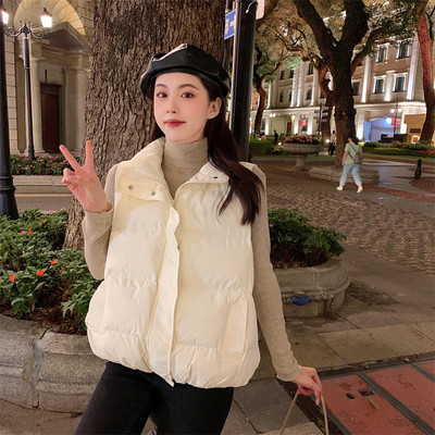 Ženski prsluk s visokim ovratnikom i džepom