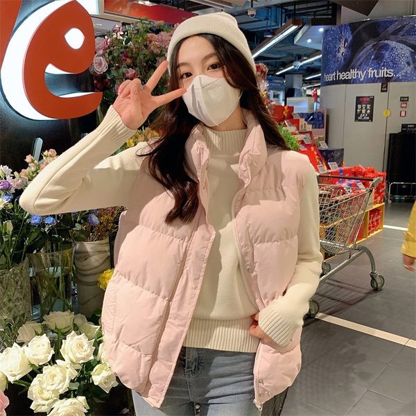 Ženski prsluk s visokim ovratnikom i džepom