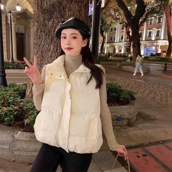 Ženski prsluk s visokim ovratnikom i džepom