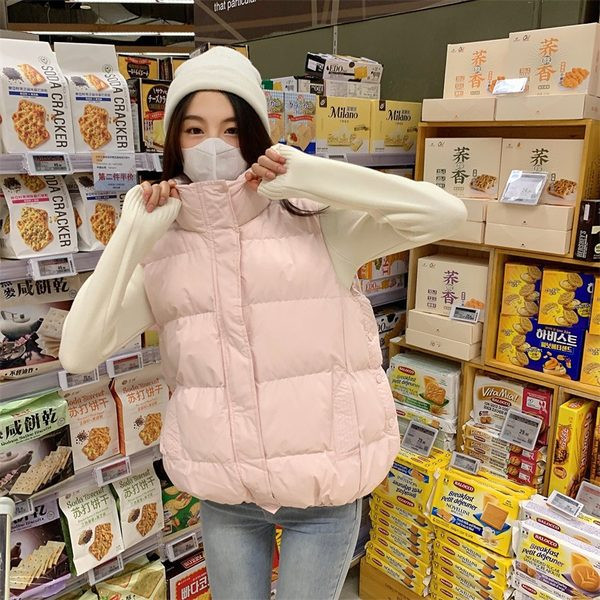 Ženski prsluk s visokim ovratnikom i džepom