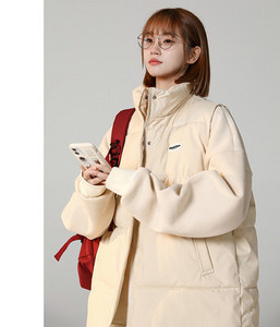 Női alkalmi mellény hímzéssel és magas gallérral