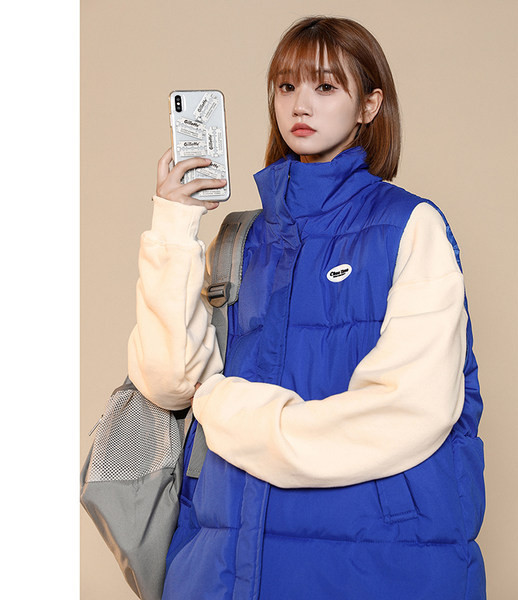 Női alkalmi mellény hímzéssel és magas gallérral