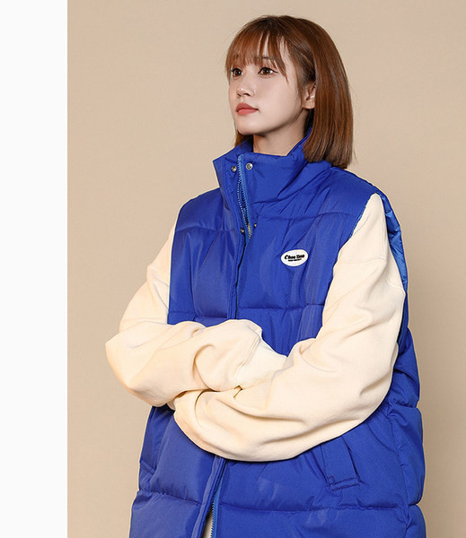 Női alkalmi mellény hímzéssel és magas gallérral