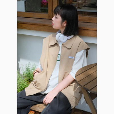 Vestă de damă cu model gratuit, cu guler și emblemă clasice