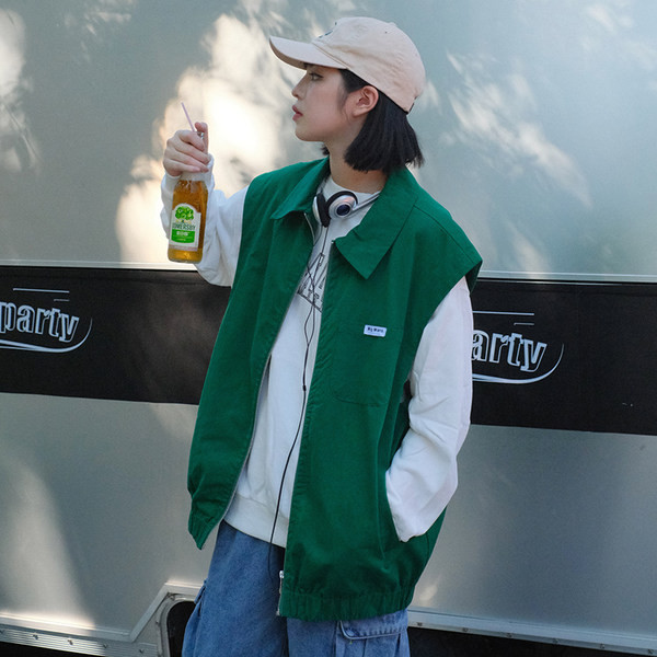 Vestă de damă cu model gratuit, cu guler și emblemă clasice