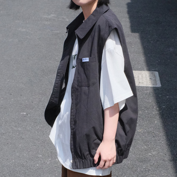 Vestă de damă cu model gratuit, cu guler și emblemă clasice