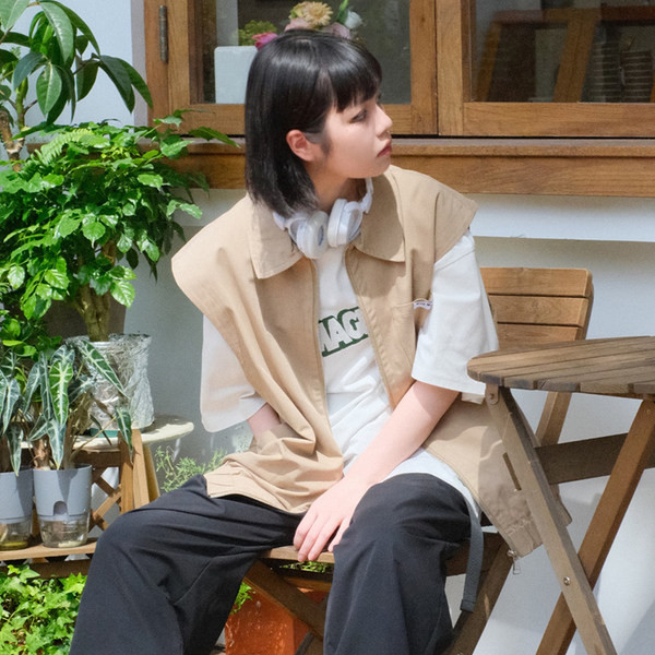 Vestă de damă cu model gratuit, cu guler și emblemă clasice