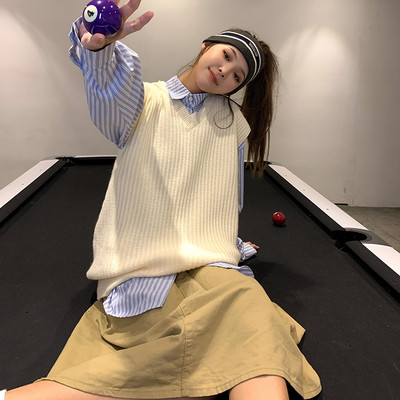 Moteriška V formos kaklo megzta liemenė