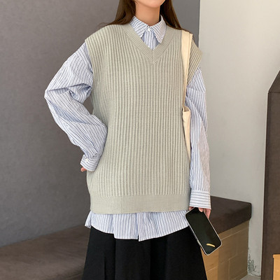 Moteriška V formos kaklo megzta liemenė