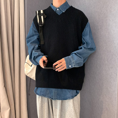 Moteriška V formos kaklo megzta liemenė