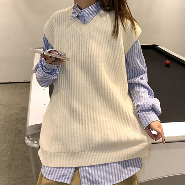 Moteriška V formos kaklo megzta liemenė