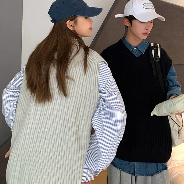 Moteriška V formos kaklo megzta liemenė