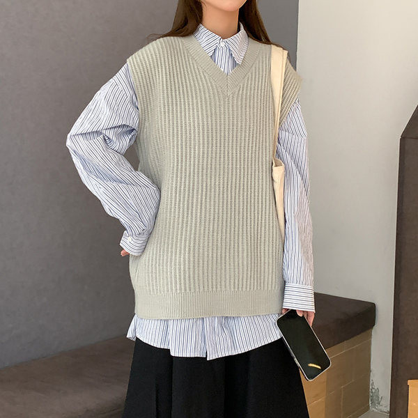 Moteriška V formos kaklo megzta liemenė