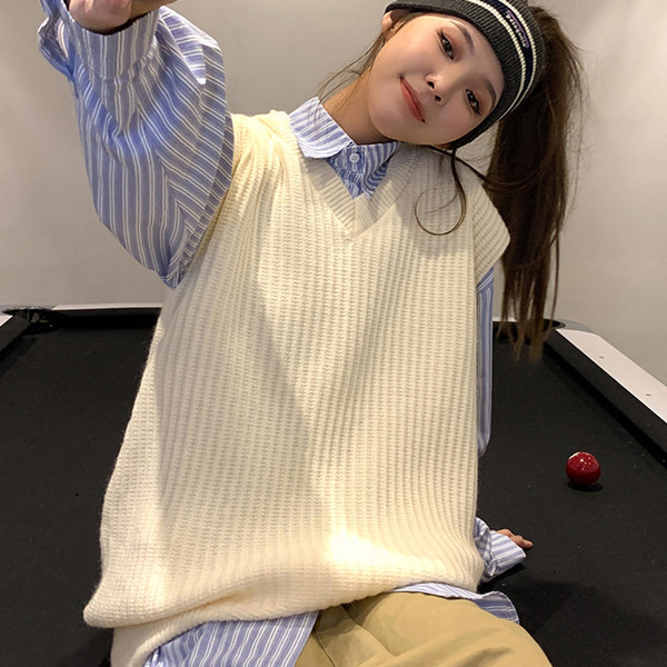 Moteriška V formos kaklo megzta liemenė