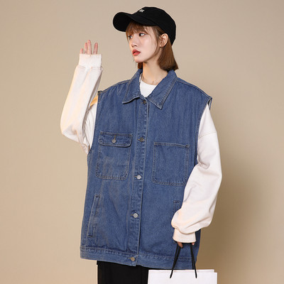 Széles női mellény gombokkal