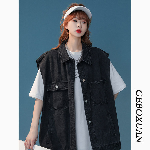 Széles női mellény gombokkal